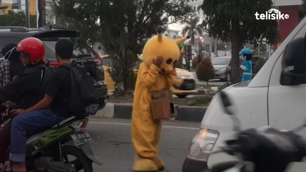 Tidak Ada Libur Lebaran bagi Badut Jalanan