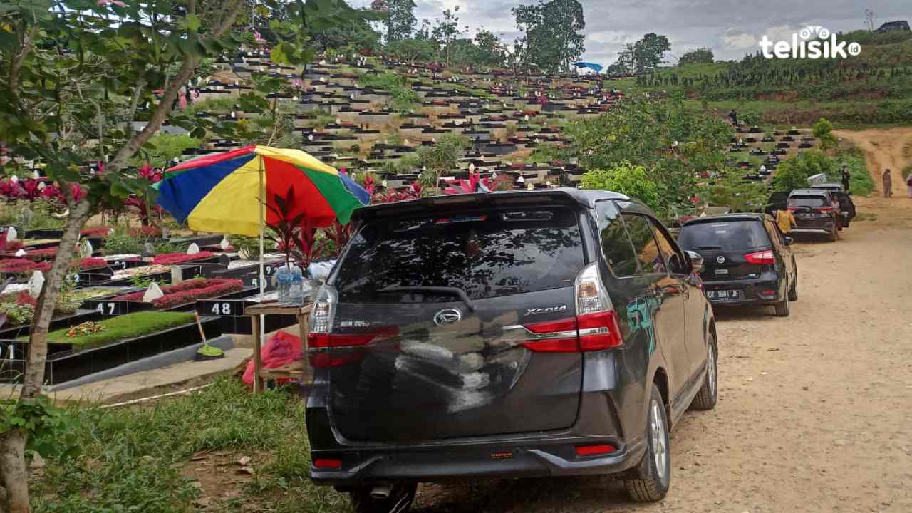 TPU Punggolaka Dipadati Ratusan Peziarah, Penjual Bunga dan Tukang Parkir Dadakan Raup Cuan di Hari Raya Idul Adha