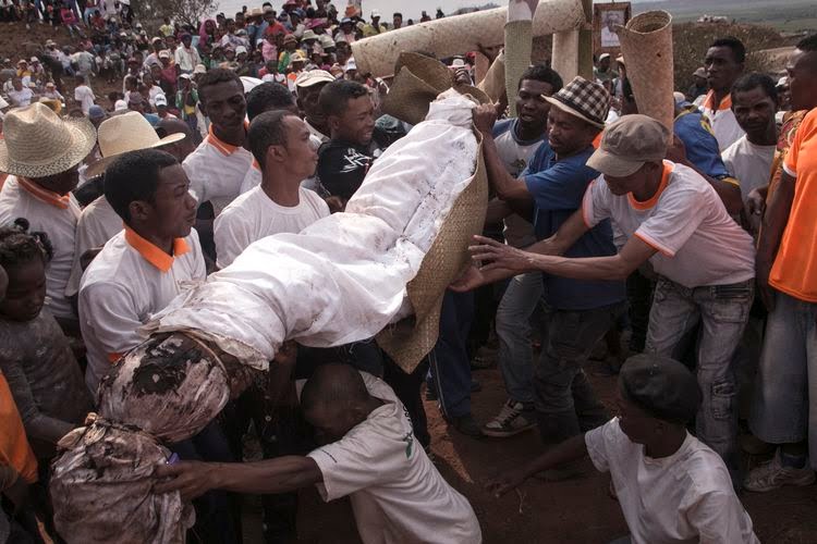 Usai Dikubur, Mayat Ini Digali Kembali dan Diajak Menari