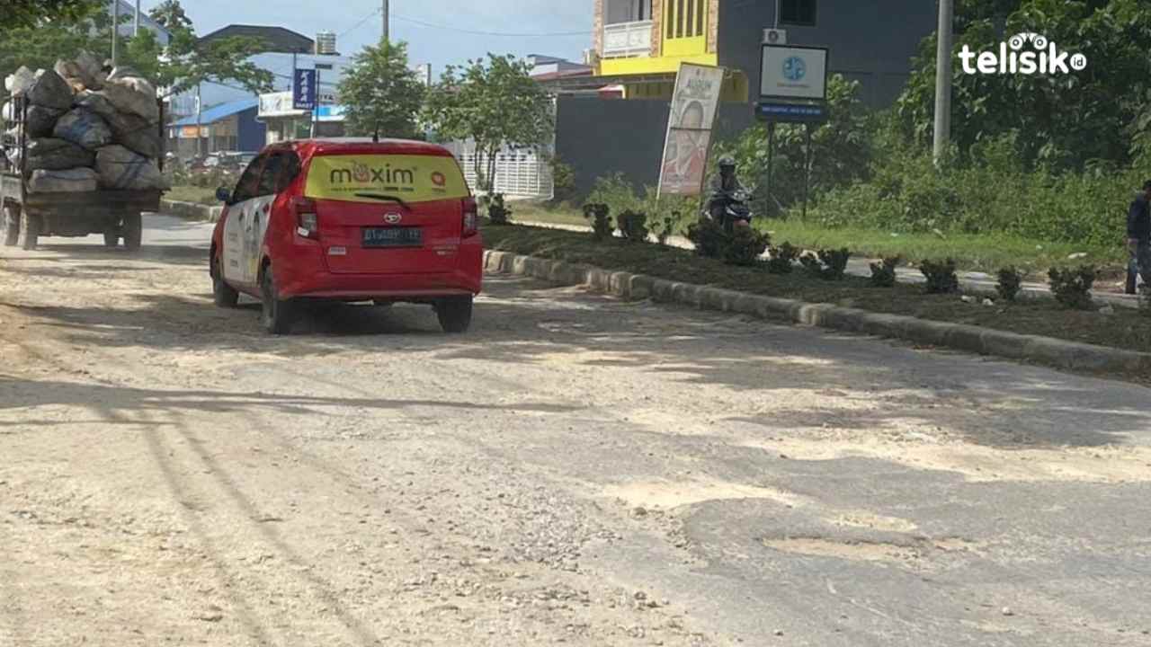 Warga Keluhkan Jalan Berlubang dan Debu di Kendari