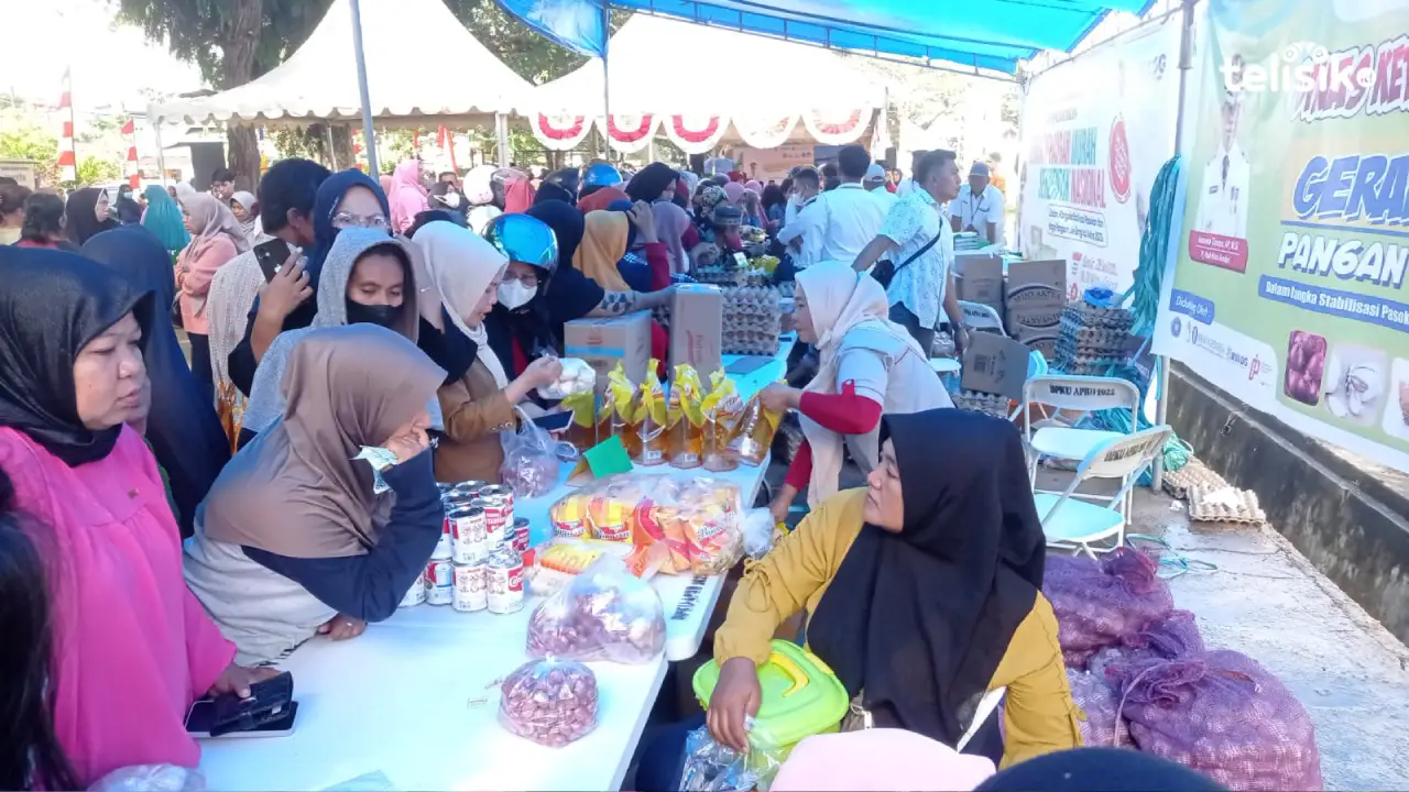 Warga Kendari Serbu Pasar Pangan Murah Jelang Idul Adha