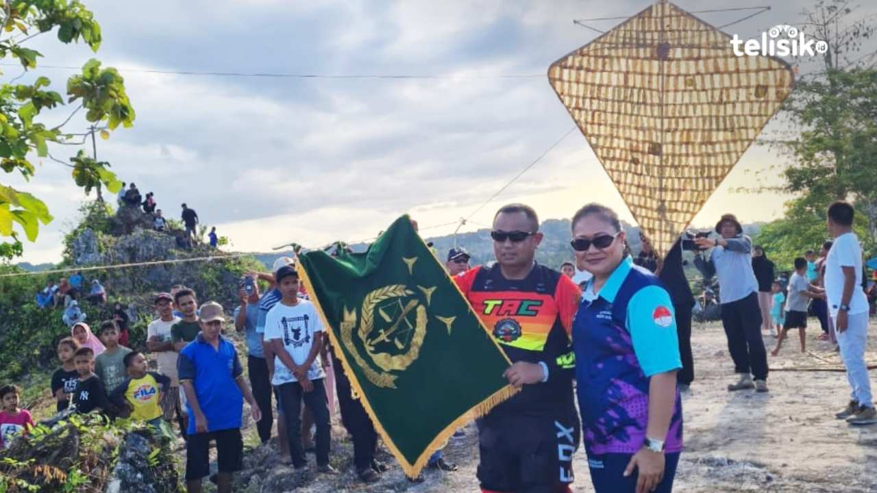 Gunakan Layangan Kolope Tertua di Dunia, Pataka Kejaksaan Mengudara di Muna