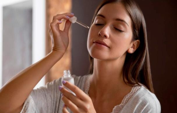 Ini Waktu Terbaik Pakai Serum Wajah untuk Hasil Maksimal