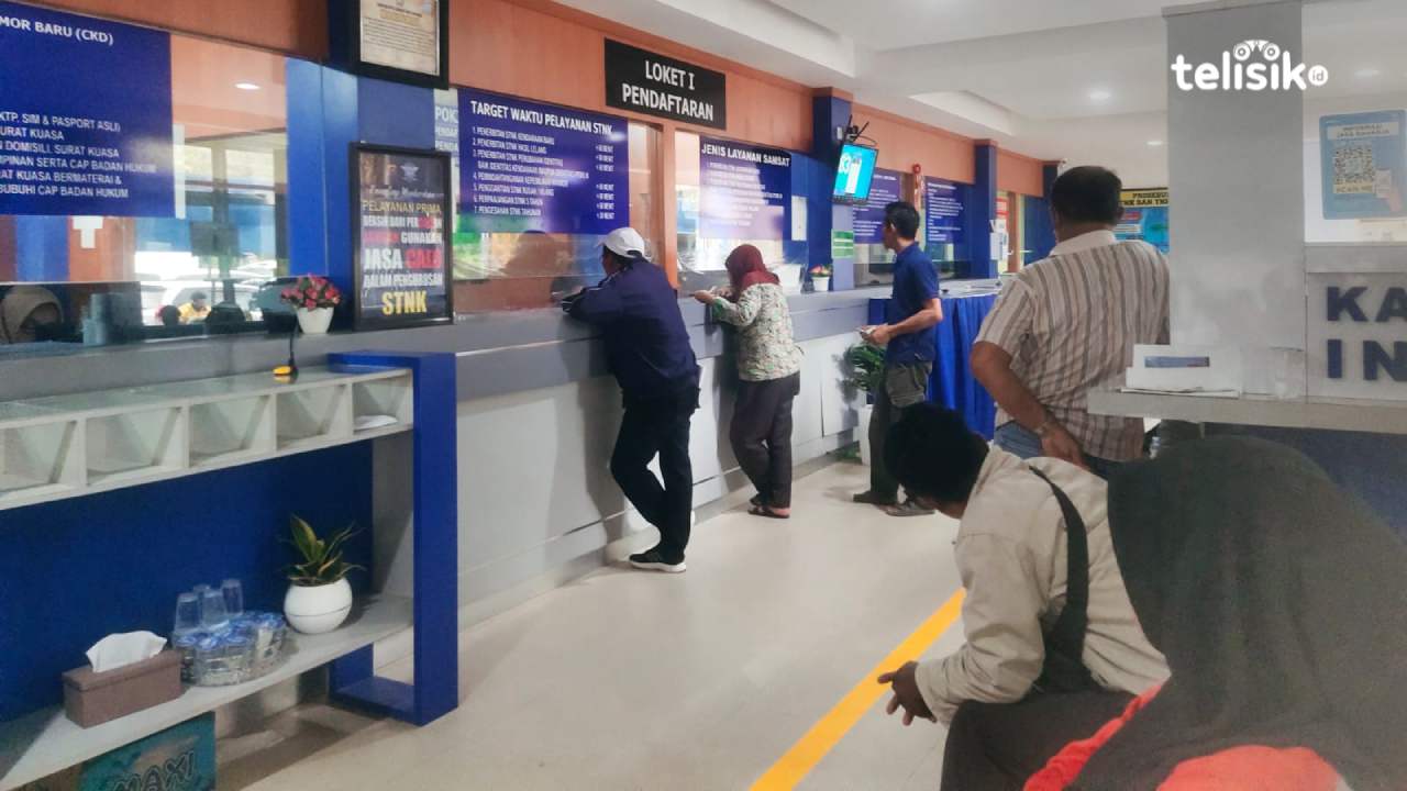 Jelang Akhir Pemutihan Pajak Kendaraan Bermotor, Ratusan Orang Padati Samsat Kendari