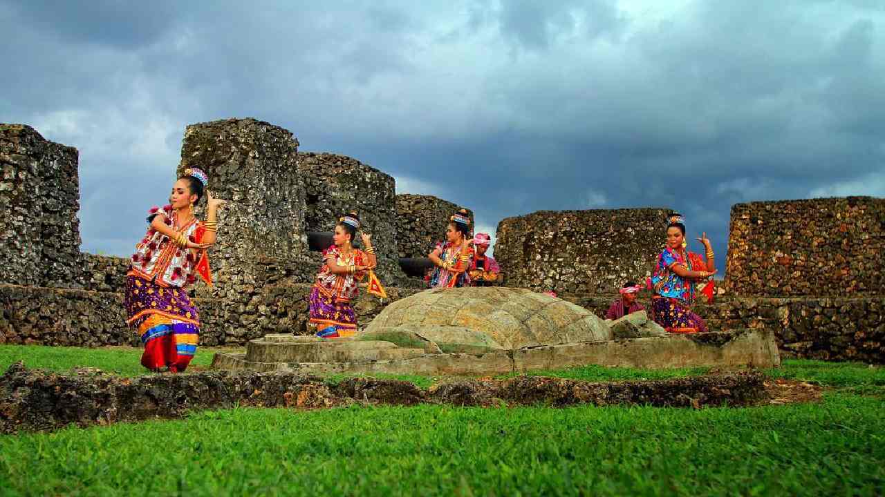 Nikmati Suguhan Gerak Lemah Gemulai Tari Kalegoa di Desa Wisata Limbo Bungi Baubau