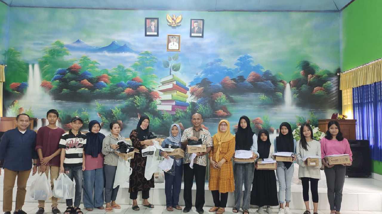 Puluhan Siswa SMP di Kendari Keciprat Bantuan Seragam Sekolah