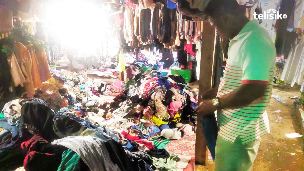 Wanita Ini Hidup dari Hasil Jualan Pakaian Rombengan