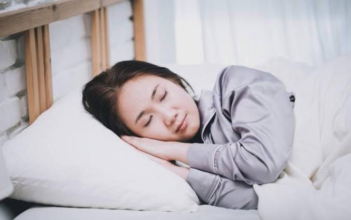 4 Cara Hilangkan Noda Keringat di Kasur