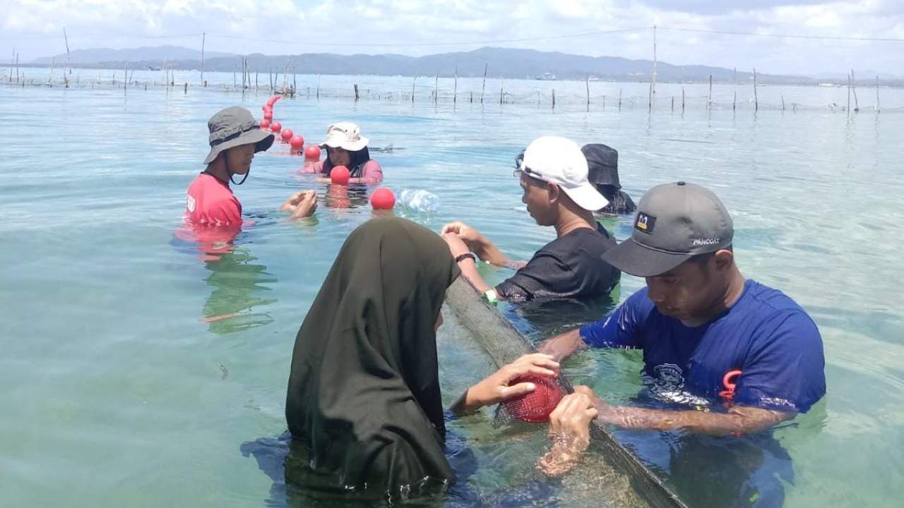 Bantu Masyarakat Nelayan Atasi Sampah, Mahasiswa FPIK UHO Buat Sero Multifungsi