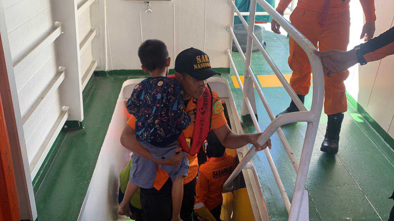 Basarnas Evakuasi Kapal Ambulance Angkut Puluhan Penumpang