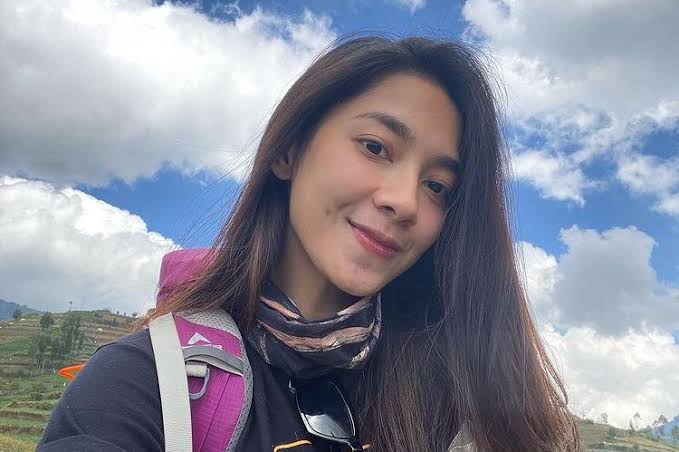 Cantik dan Tangguh, Ini Deretan 5 Artis Wanita Hobi Naik Gunung