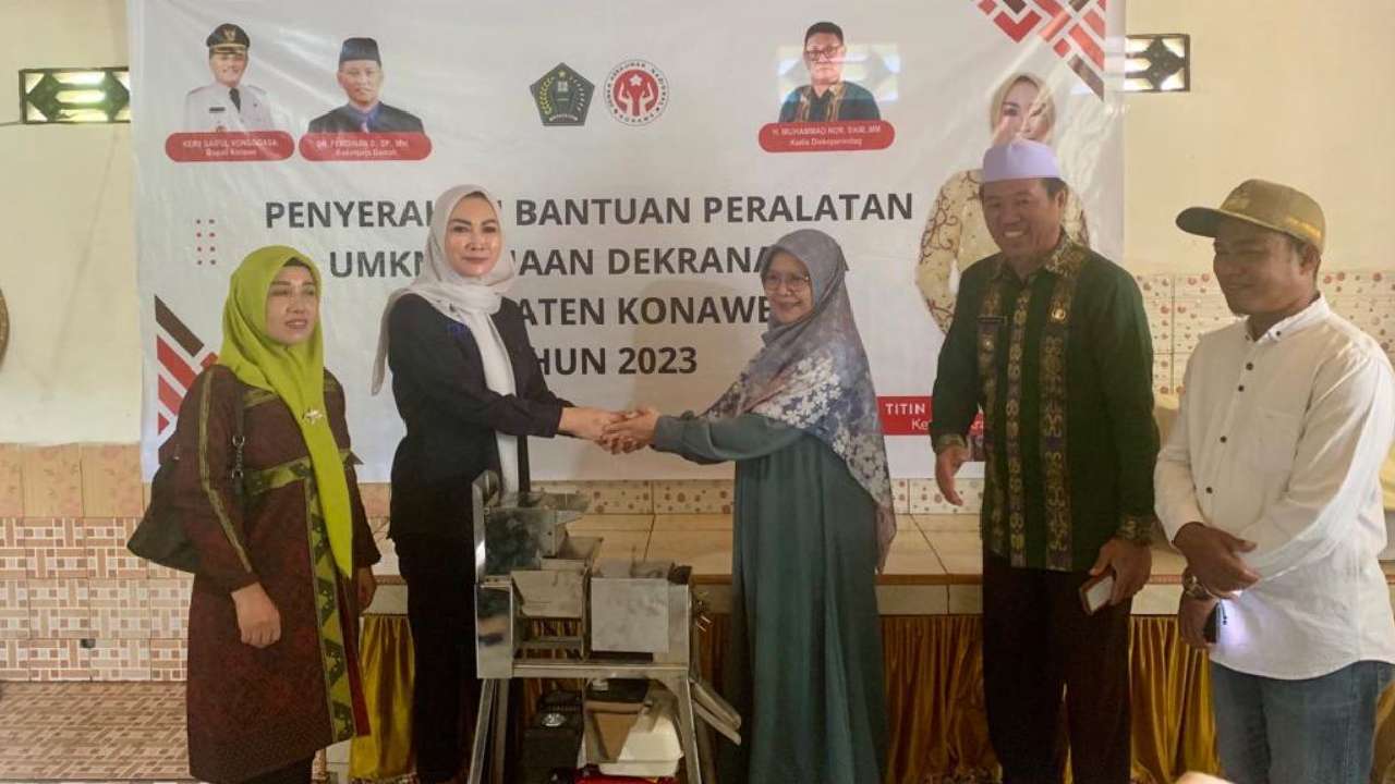 Dekrnasda Konawe Salurkan Bantuan Peralatan Kepada UKM Binaan