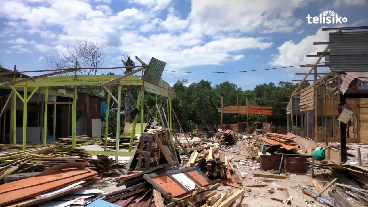 Pedagang Mulai Bongkar Lapak Usai Penyegelan di RTH Depan RSUD Kota Kendari
