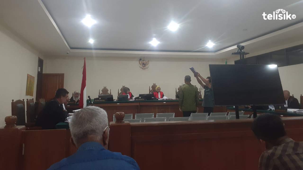 Sidang Lanjutan Kasus Alfamidi, Sulkarnain Kadir Tunggu Sidang Sambil Baca Al Qur'an