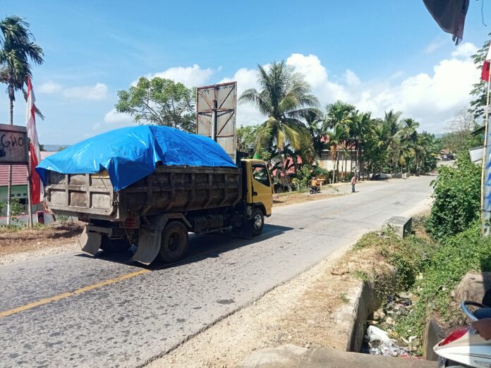 Tanpa Kontribusi PAD, Truk Pengangkut Aspal Tetap Dibiarkan Gunakan Jalan Umum