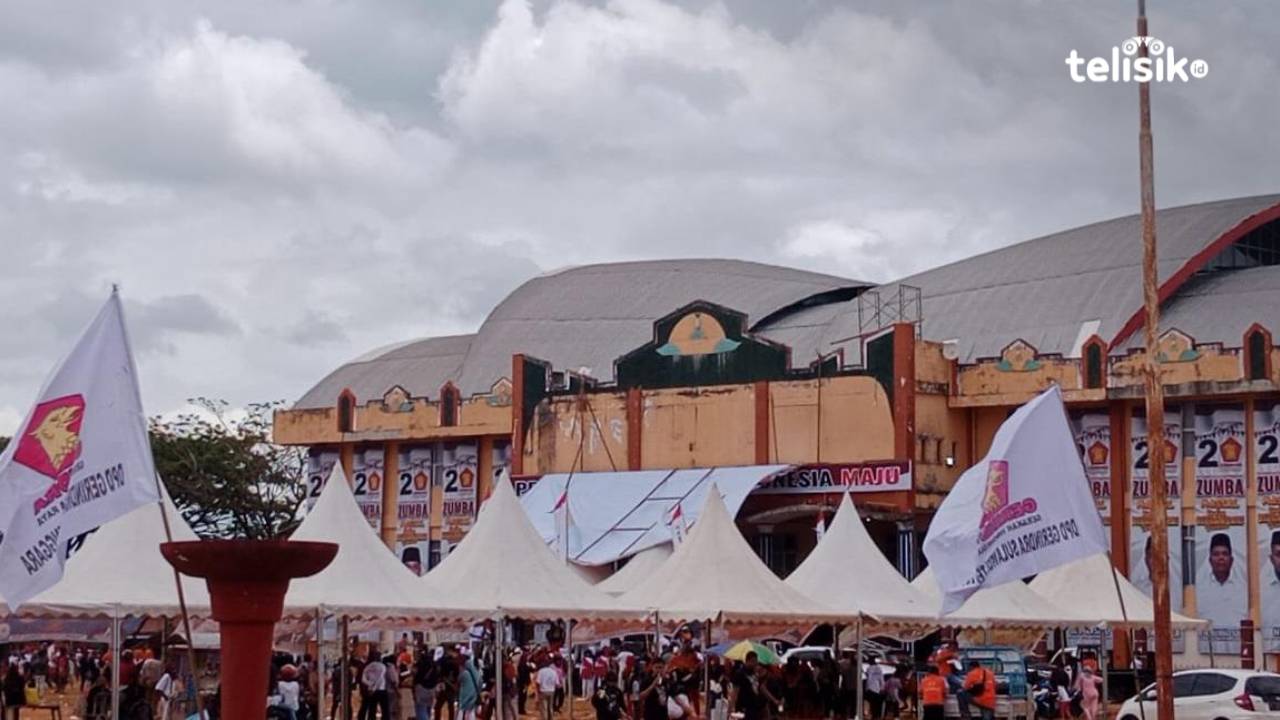 Baliho Prabowo Ambruk Saat Zumba Massal di Kota Baubau