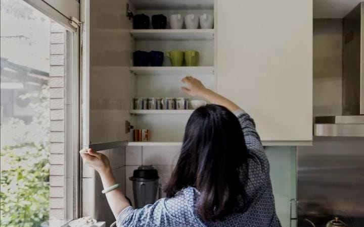 Cara Bersihkan Lemari Dapur, Bebas Kotoran dan Noda Minyak