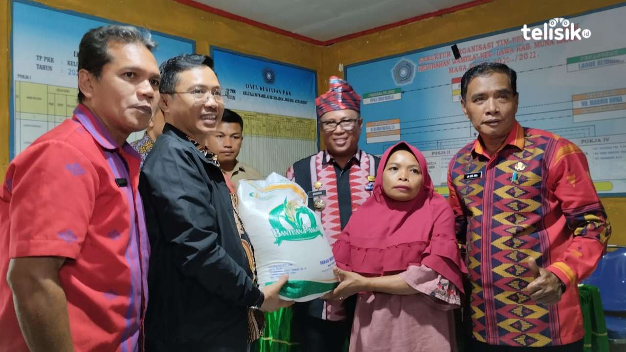 Kurangi Kemiskinan, Pemda Muna Barat Bersama Bulog Salur Beras