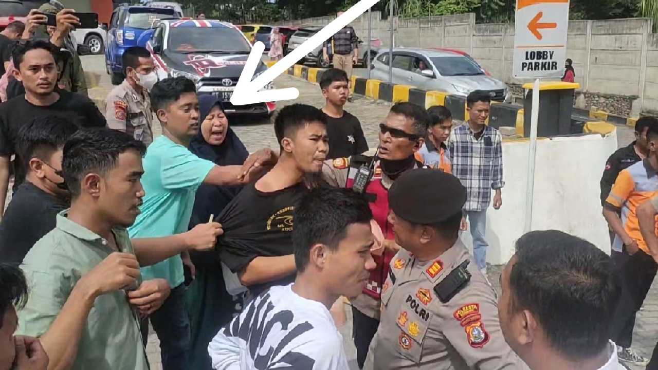 Seorang Ibu Teriak Histeris Minta Polisi Jangan Pukul Demonstran di Kendari