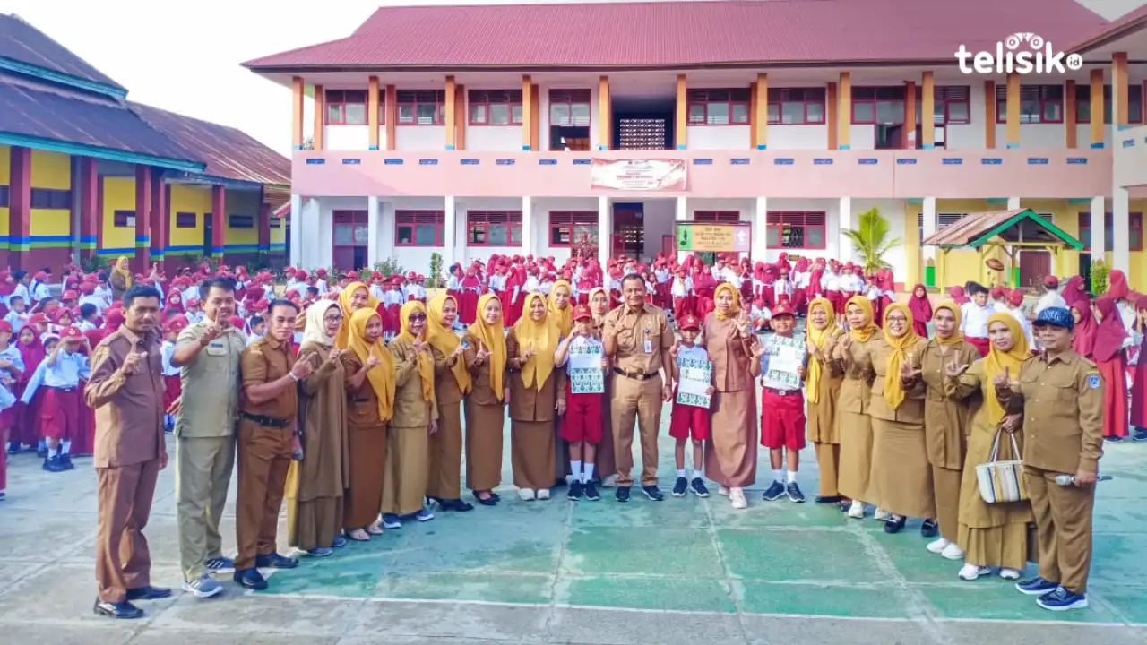 Tiga Pelajar SDN 9 Katobu Dapat Reward dari Kadikbud Muna 