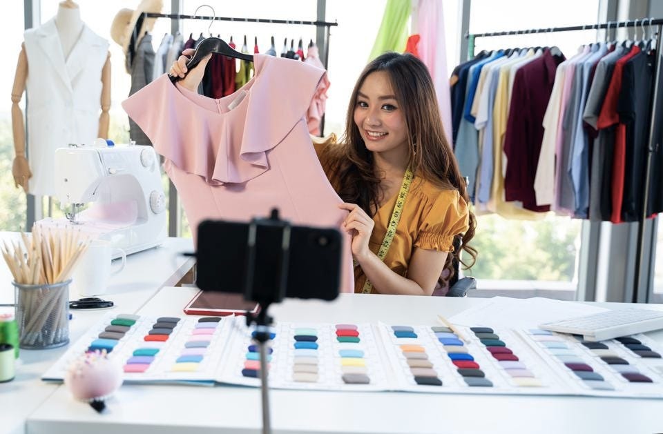 Tips Dagangan Laris Manis Saat Live Jualan di E-Commerce