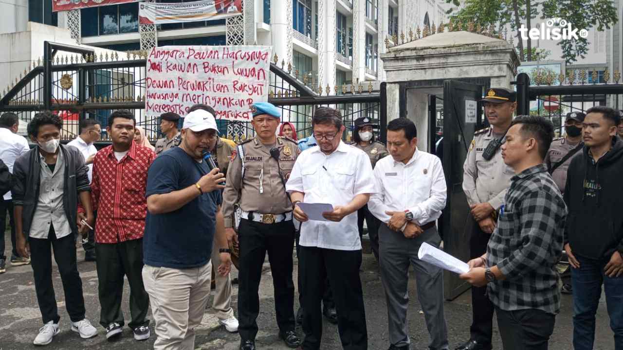 Anggota DPRD Sumatera Utara Dhody Thahir Didemo, Dinilai Bikin Susah Wanita Lanjut Usia