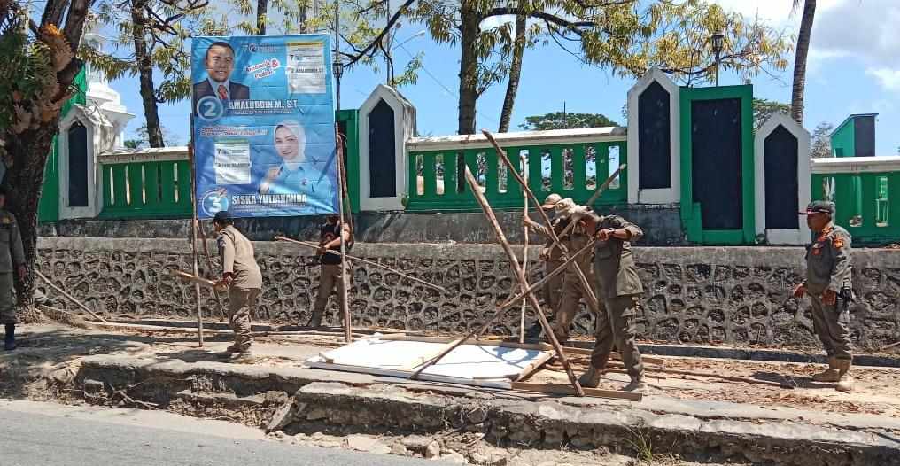 Baliho Caleg di Sepanjang Jalan Kota Kendari Ditertibkan