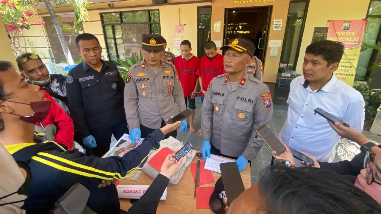 Dua Begal di Surabaya Bacok Korban hingga Terkapar
