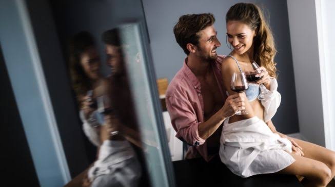 Manfaat Ngobrol dan Cara Bersuara Sensual, Bisa Pancing Gairah Pasangan saat Bercinta
