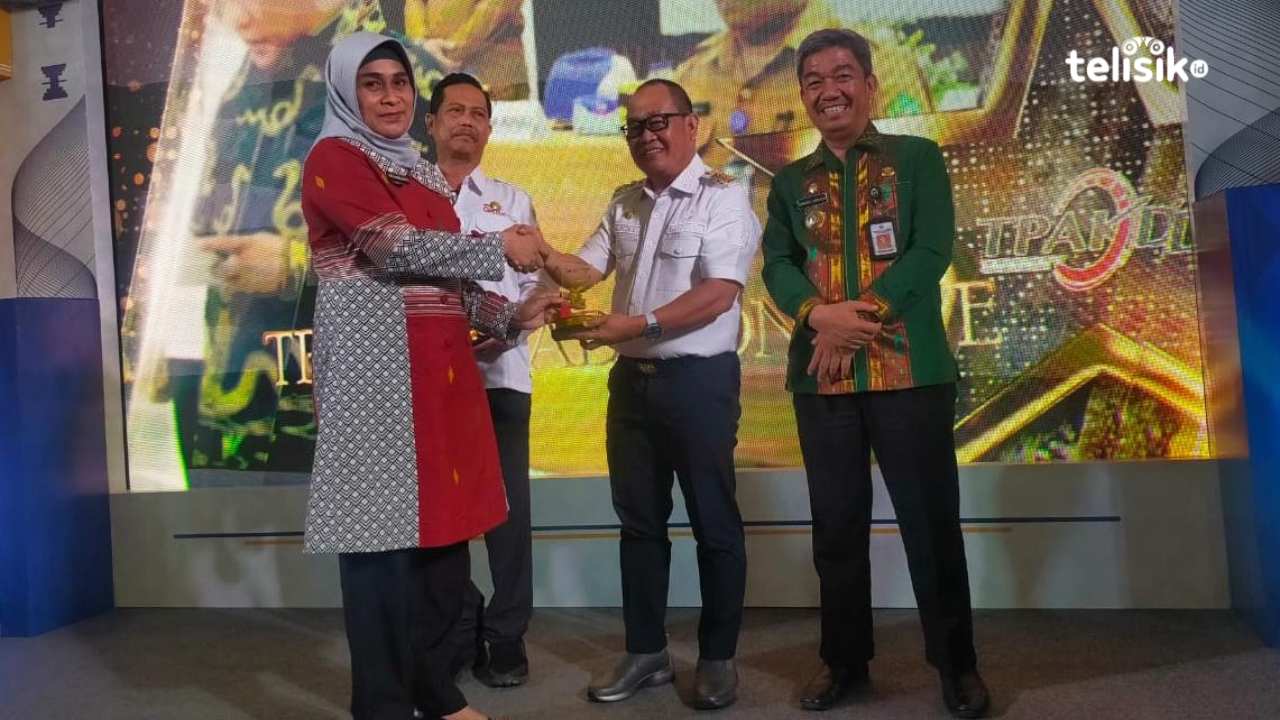 Pemda Konawe Terima Penghargaan dari OJK di Bulan Inklusi Keuangan
