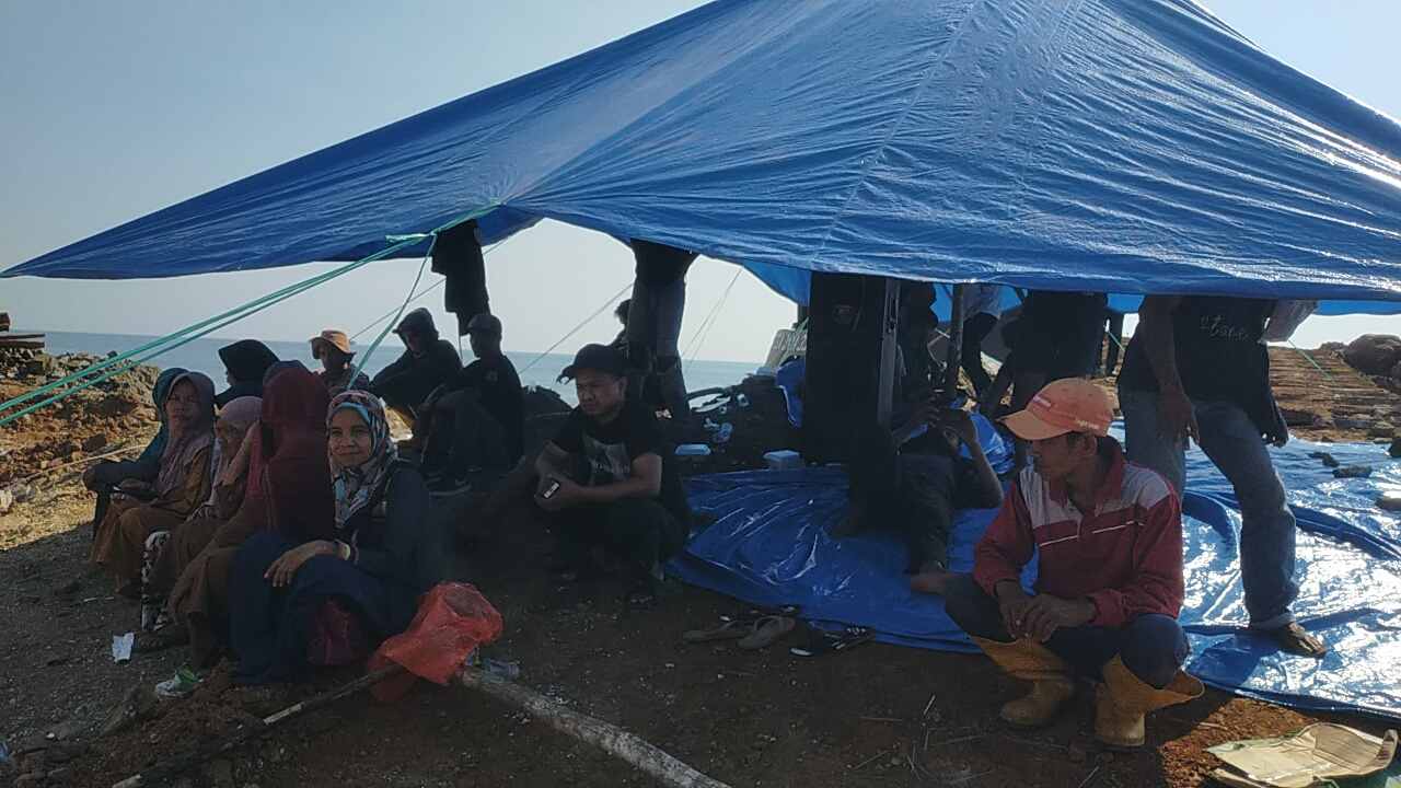 Puluhan Masyarakat Duduki Jety PT FBS Aktivitas Lumpuh Total