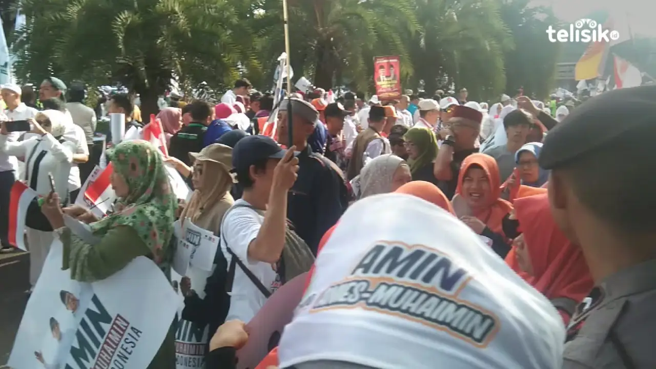 Ribuan Pendukung Pasangan AMIN Padati Jalan Sekitar Kantor KPU RI