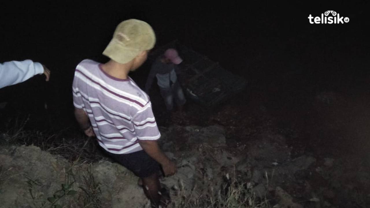 Tim SAR dan Warga Bantu Cari Korban Jatuh dari Jembatan Teluk Kendari 