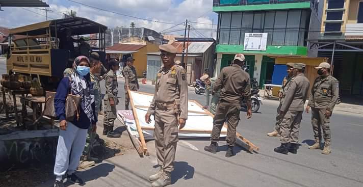 Bawaslu dan Satpol PP Muna Turunkan Alat Peraga Sosialiasi Peserta Pemilu