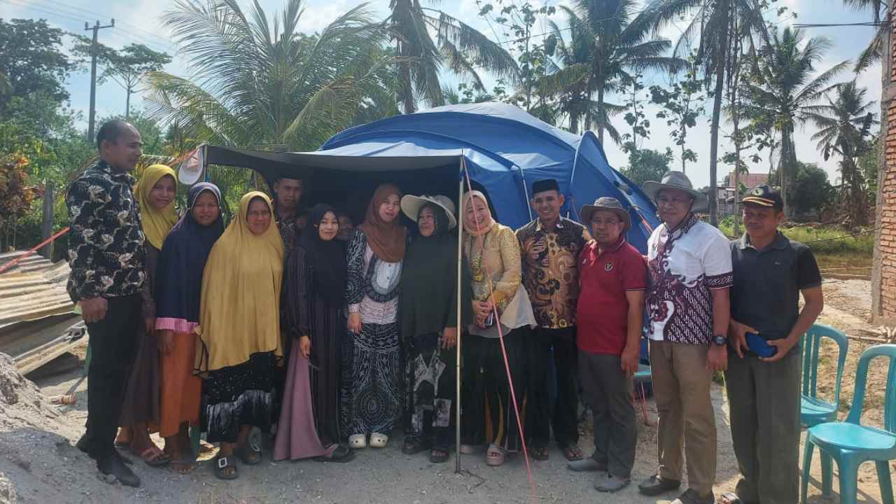 Ketua TP PKK Kolaka Timur Salurkan Bantuan Korban Kebakaran di Atolanu