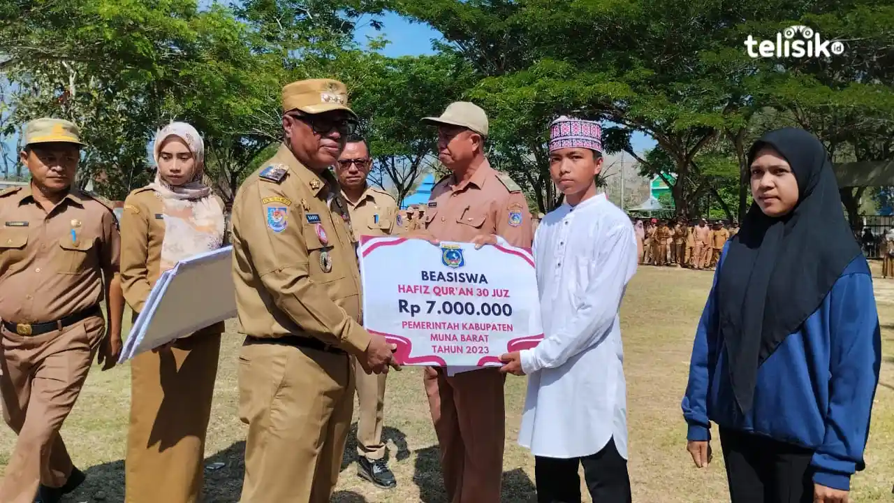 Pemda Muna Barat Serahkan Beasiswa 258 Mahasiswa