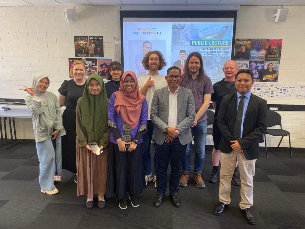 Rektor IAIN Kendari Perkenalkan Karia dan Boka Mata Uang Adat Muna di Australia