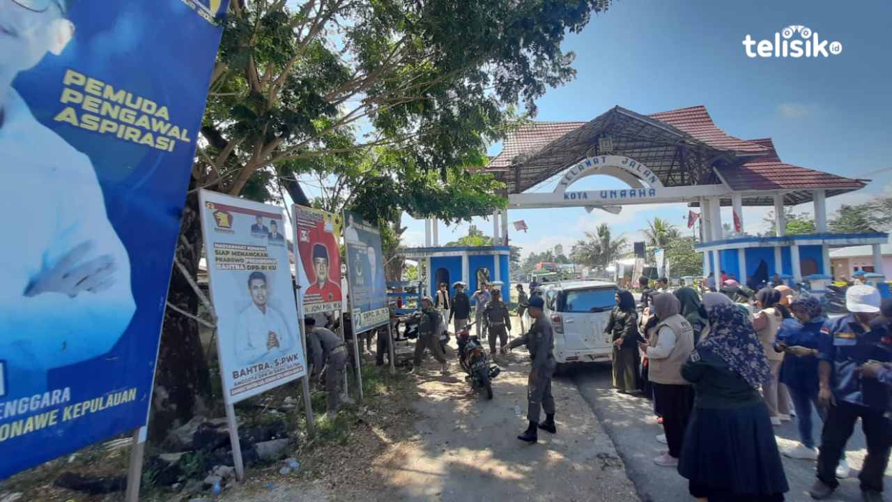 Satpol PP Bersama Bawaslu dan Polres Konawe Tertibkan APK Parpol