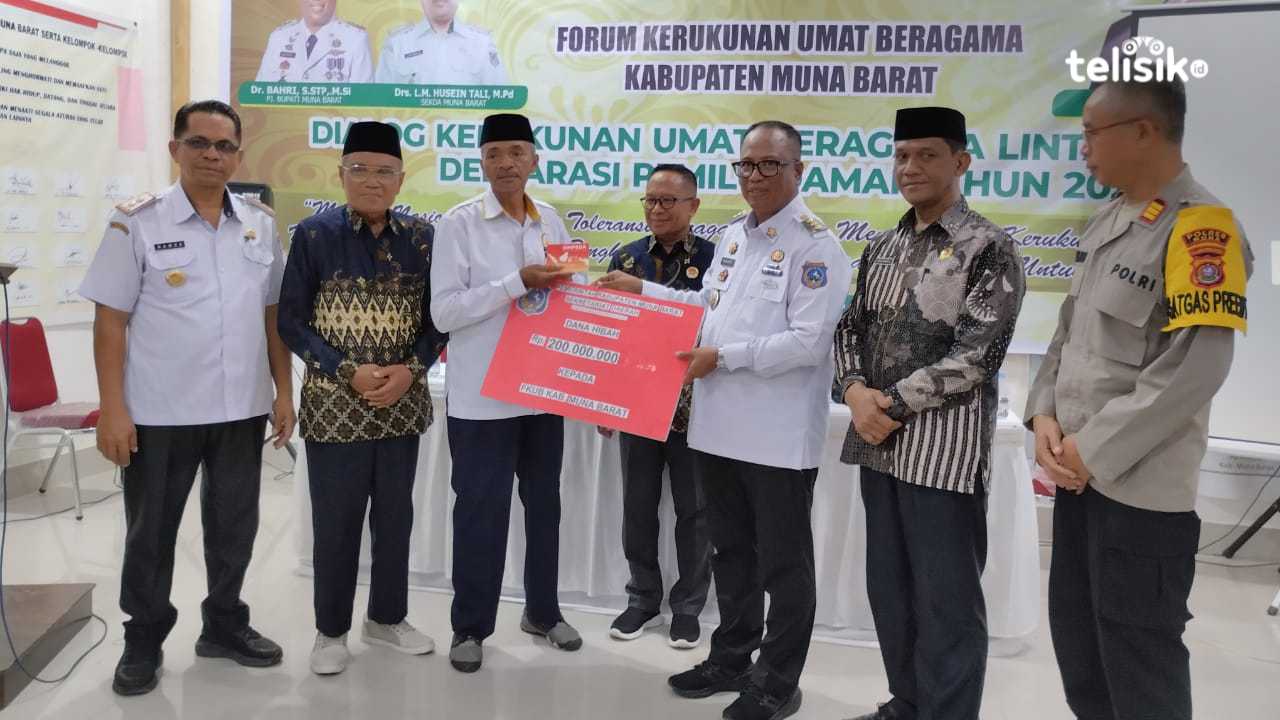 Serahkan Dana Hibah ke FKUB, Pj Bupati Muna Barat: Terus Tingkatkan Kinerja