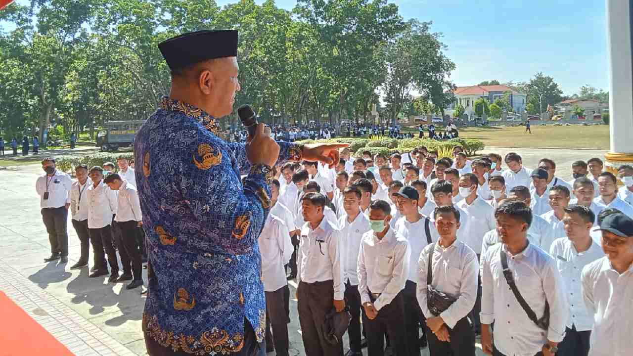 Pj Bupati Konawe Geram PPPK Nakes Duduk dan Ngobrol saat Apel