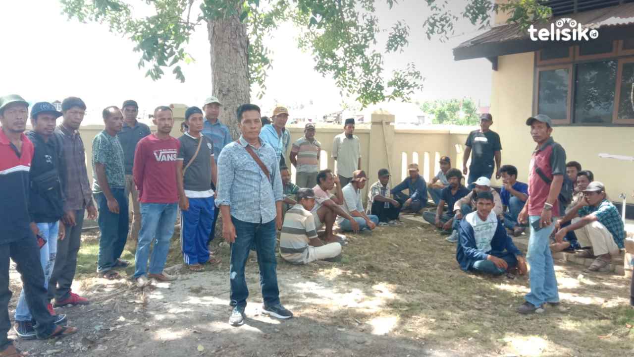 Rumah dan Perahu Nelayan Desa Kolese Muna Dibakar