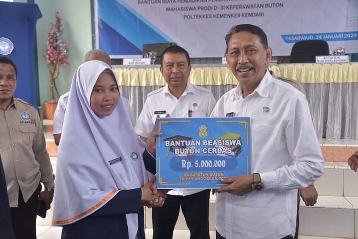 30 Mahasiswa Dapat Bantuan Beasiswa Buton Cerdas