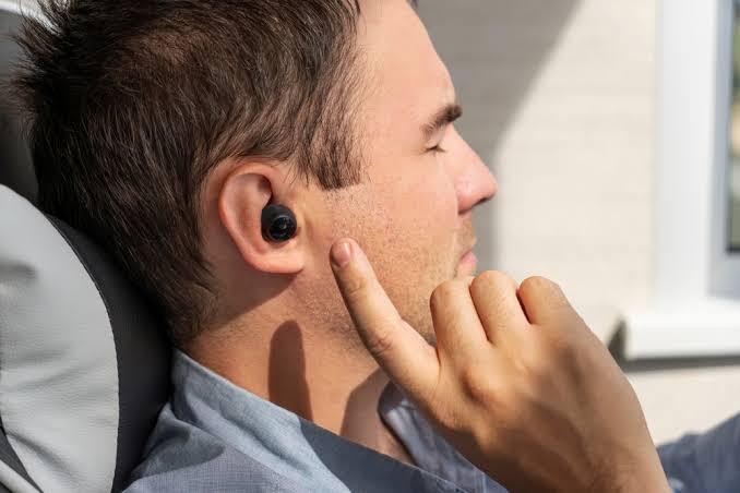 Hindari Penggunaan Earphone Saat Tidur, Ini Dampaknya