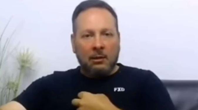 Pemilik Klub Malam Ahmad Carlo, Mualaf saat Sedang Bermusik