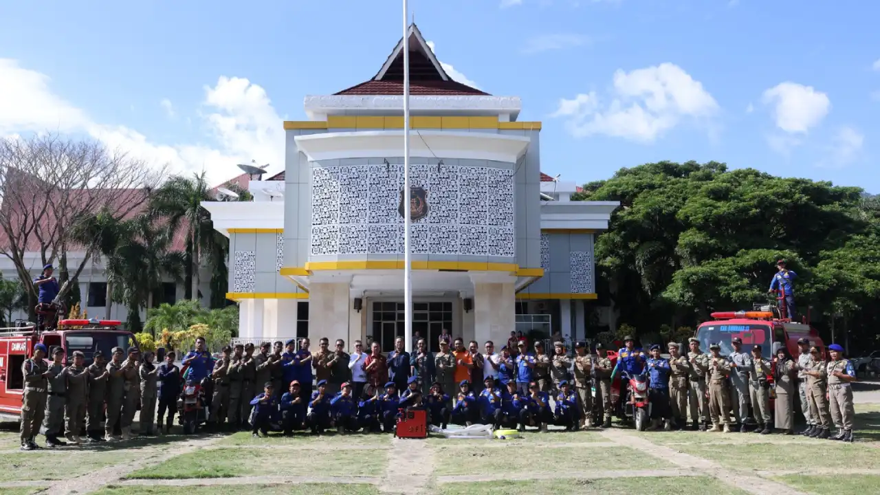 Pj Bupati Bombana Edy Suharmanto Salurkan Bantuan Peralatan Penanggulangan Bencana