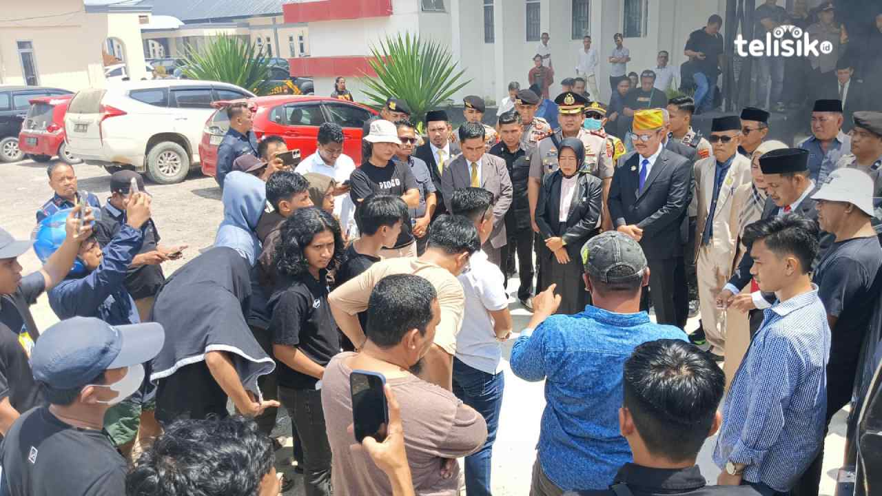 Rapat Paripurna DPRD HUT ke-11 Kolaka Timur Diwarnai Demonstrasi Masyarakat