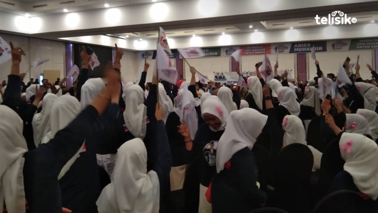 Simpatisan dan Relawan AMIN Nantikan Kedatangan Anies Baswedan di Hotel Claro