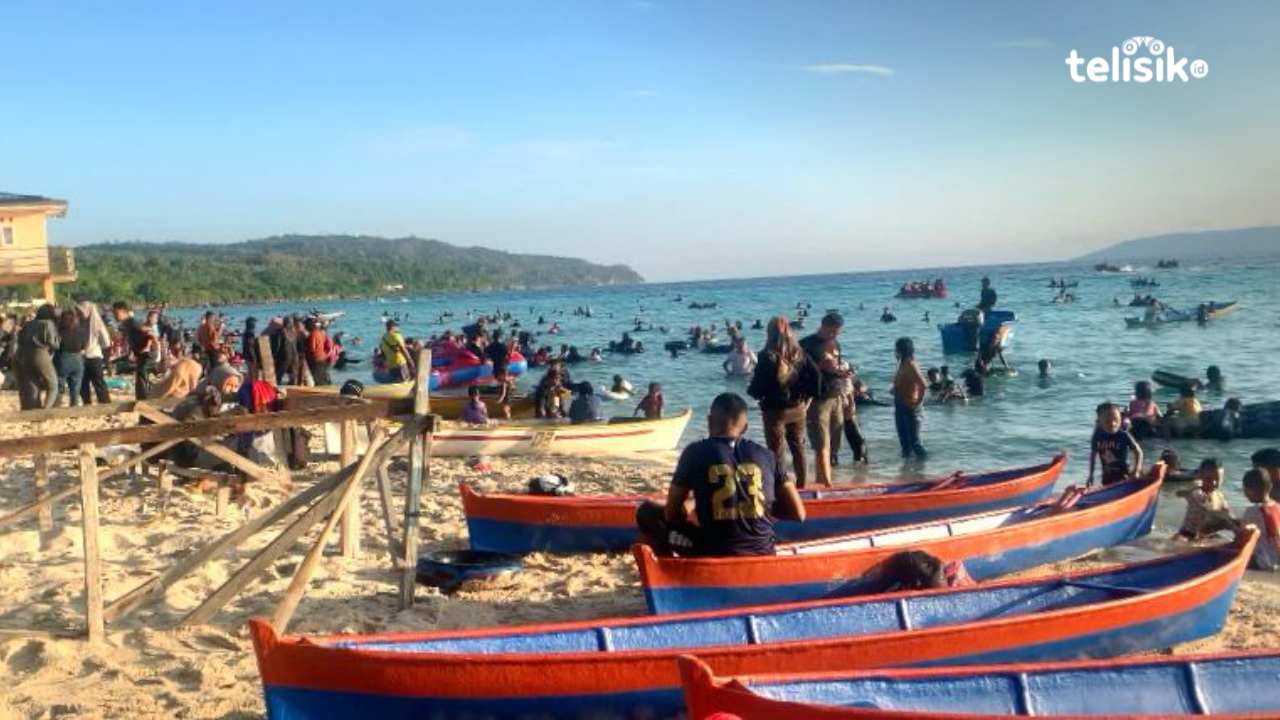 Warga Baubau Nikmati Sanset Pertama Tahun 2024 di Pantai Nirwana