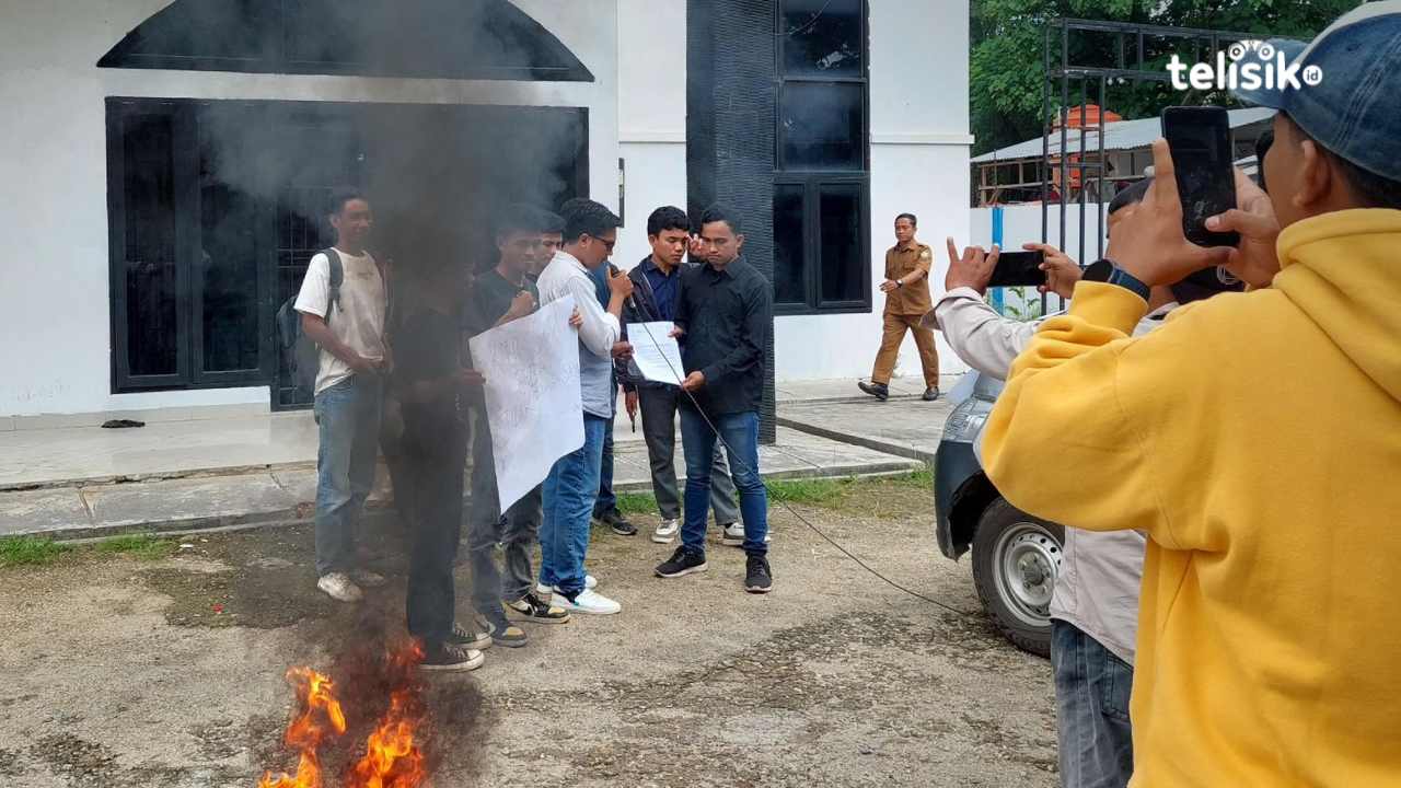 Tak Ditemui Ketua KONI Sultra, Massa Lanjut Aksi di Kejati