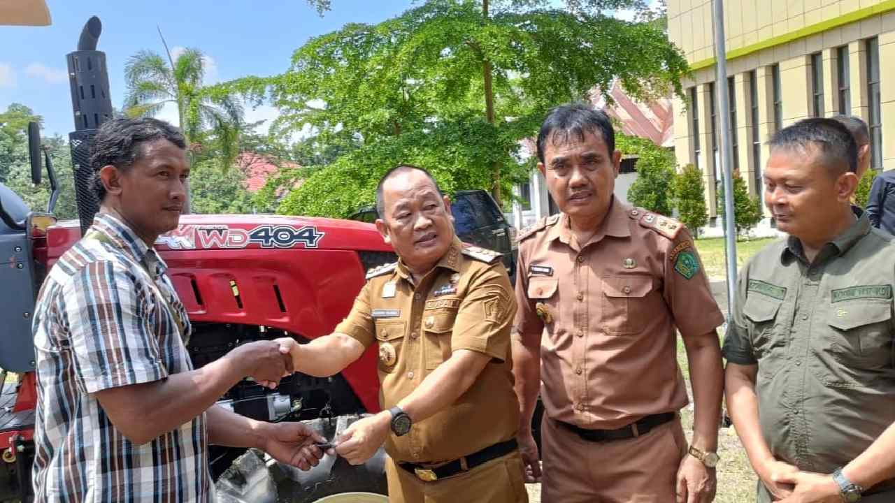 Wujudkan Program Kota Padi, Pj Bupati Konawe Serahkan 34 Unit Alsintan untuk Kelompok Tani